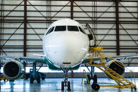 Maintenance d'avion, dans son hangar (AOG)