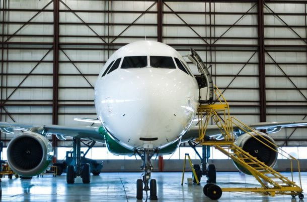 Maintenance d'avion, dans son hangar (AOG)