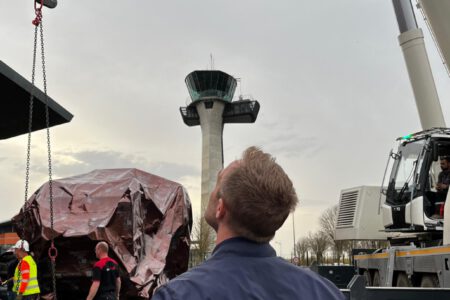 Transport  de moteur  - Manipulation d'un bébé de 24 tonnes