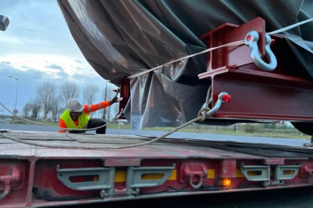 Transport  de moteur  - Manipulation d'un bébé de 24 tonnes