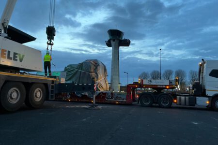 Transport  de moteur  - Manipulation d'un bébé de 24 tonnes