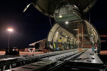 Affrétement Antonov 124 - Chargement et calage dans un Antonov 124, le plus gros cargo du monde