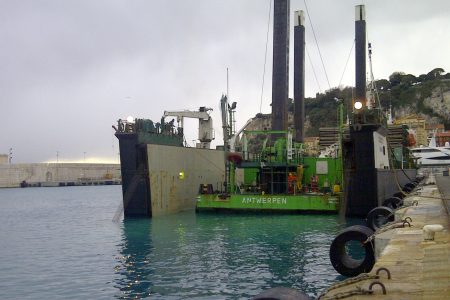 Opération de float on/off au Quai du commerce, port de Nice