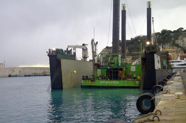 Opération de float on/off au Quai du commerce, port de Nice