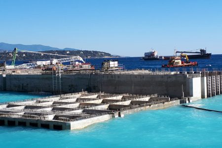 Caissons sur le chantier de l'extension en mer de l'Anse du Portier, Monaco