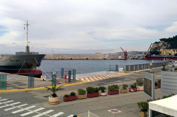 Vue de la capitainerie, port de Nice
