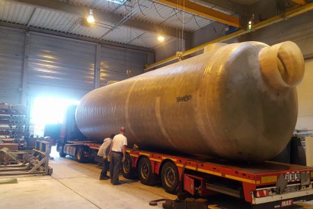 2 séparateurs d'hydrocarbures SIMOP en PRV de 12 et 16 mètres de long, expédiées par Mathez Transports par voie maritime de Picardie vers le Moyen Orient, via Anvers.