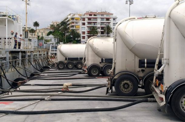 Chargement d'un cimentier, Port de Nice