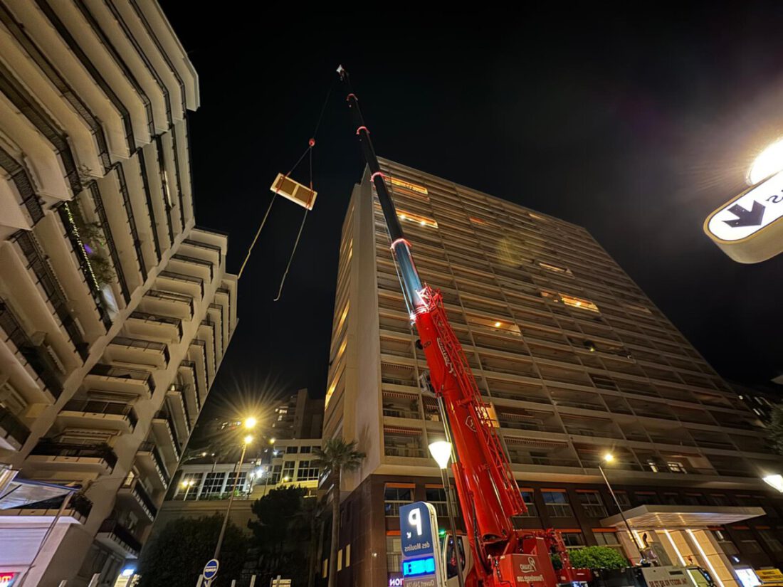 Manutention d’oeuvres d’art en altitude – grutage Mathez Monaco Art Logistics