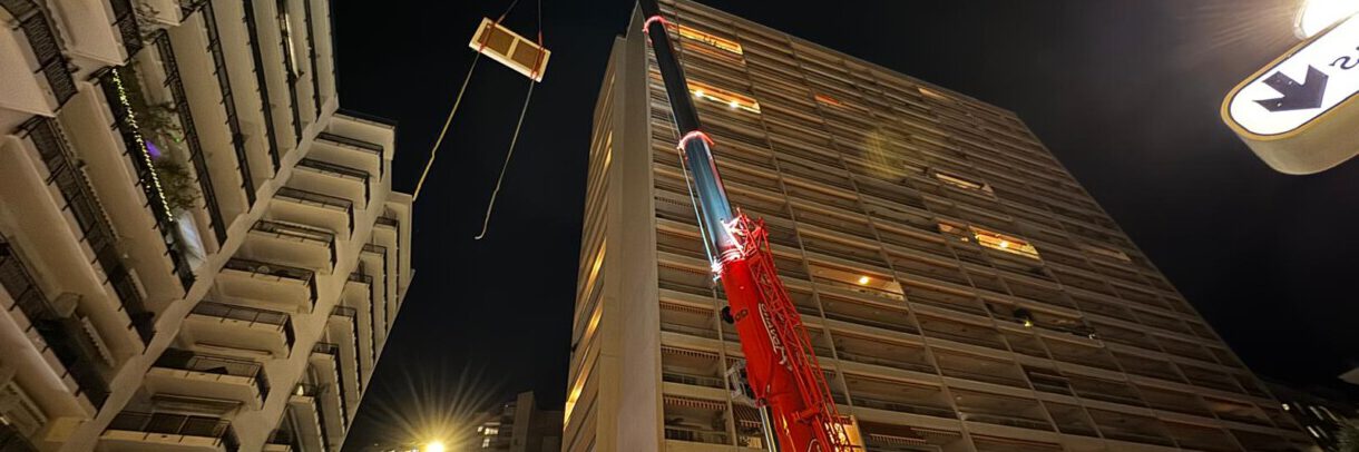 Manutention d'oeuvres d'art en altitude - grutage Mathez Monaco Art Logistics