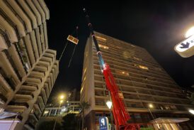Manutention d’oeuvres d’art en altitude – grutage Mathez Monaco Art Logistics