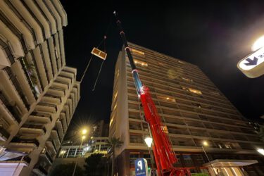 Manutention d’oeuvres d’art en altitude – grutage Mathez Monaco Art Logistics