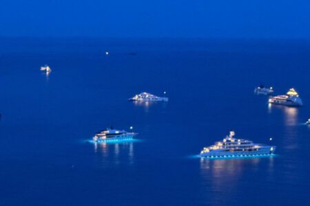 Manutention d’oeuvres d’art en altitude - Grutage Mathez Monaco Art Logistics