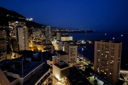 Manutention d’oeuvres d’art en altitude - Grutage Mathez Monaco Art Logistics
