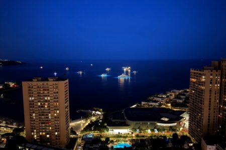 Manutention d’oeuvres d’art en altitude - Grutage Mathez Monaco Art Logistics