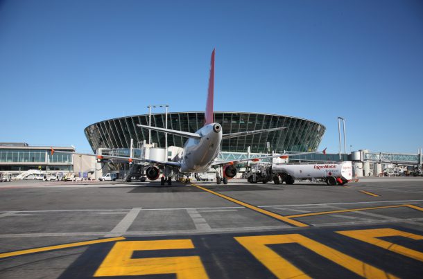 Terminal 2 vu du Tarmac - Aéroport de Nice Côte d'Azur