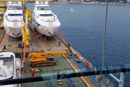 Transport de bateaux, port de Nice