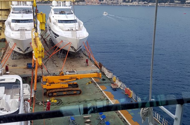 Transport de bateaux, port de Nice