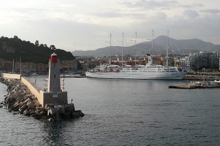 Port de Nice vu de la mer