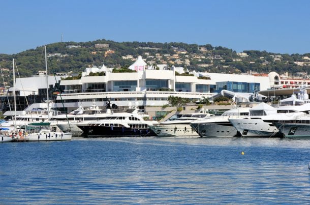 Le Palais des Festivals vu du port à Cannes