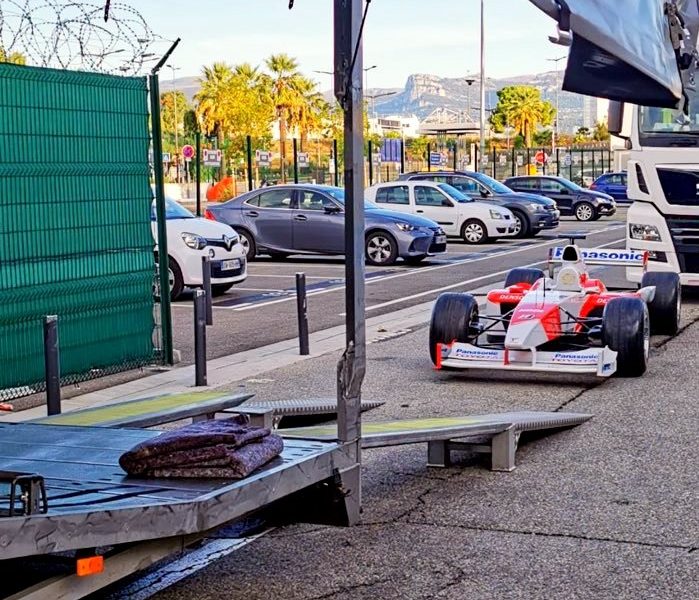 Chargement et calage d'une Toyota F1 dans conteneur 40’ à Nice, pour départ en FCL à destination du Japon