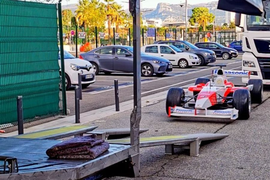 Chargement et calage d'une Toyota F1 dans conteneur 40’ à Nice, pour départ en FCL à destination du Japon