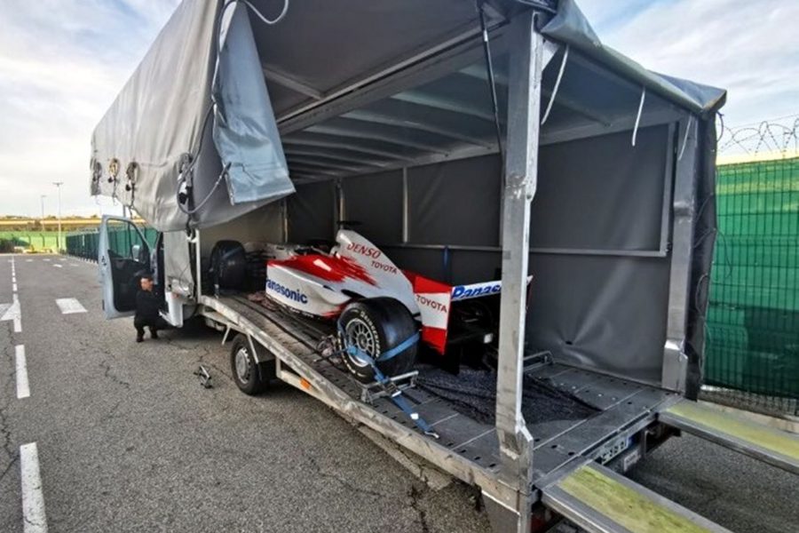 Chargement et calage d'une Toyota F1 dans conteneur 40’ à Nice, pour départ en FCL à destination du Japon