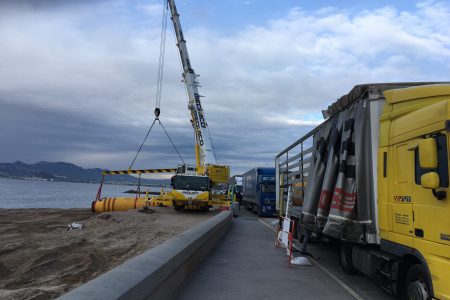 Opération de réensablement des plages de la Croisette à Cannes