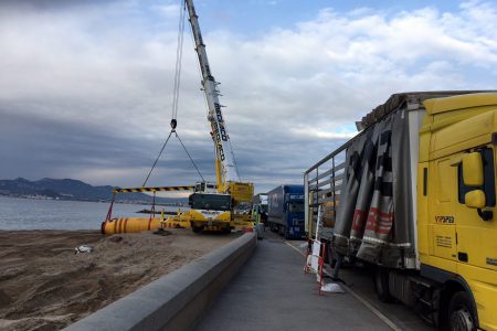 Réensablement des plages de La Croisette à Cannes : après avoir craché 85000 m3 de sable depuis des barges, ces tuyaux sont réexpédiés en RoRo à destination du Moyen-Orient, assistés par MATHEZ FREIGHT pour les formalités d’export temporaire.