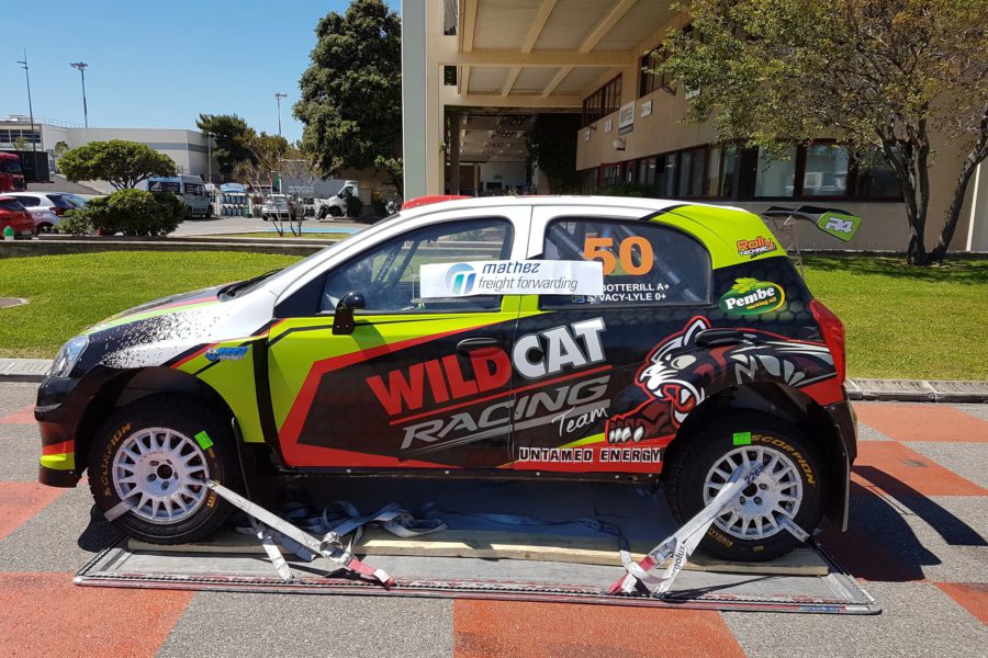 Voiture de Rallye en route pour un Marseille Lusaka avec son carnet ATA en règle!